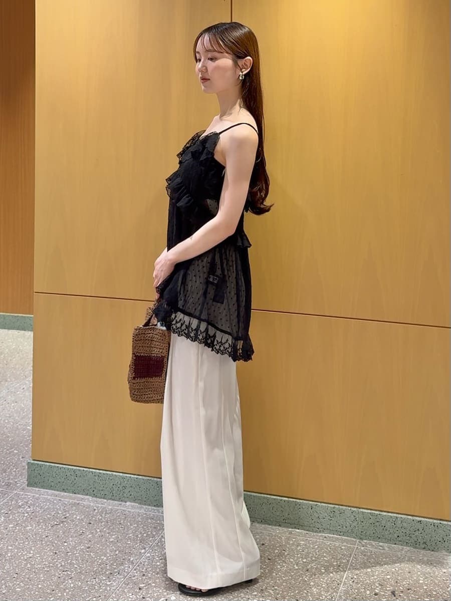 ホワイト系のその他パンツ、ブラウン系のトートバッグ、ブラック系の水着を着用したレディースの夏コーディネートの2枚目の写真