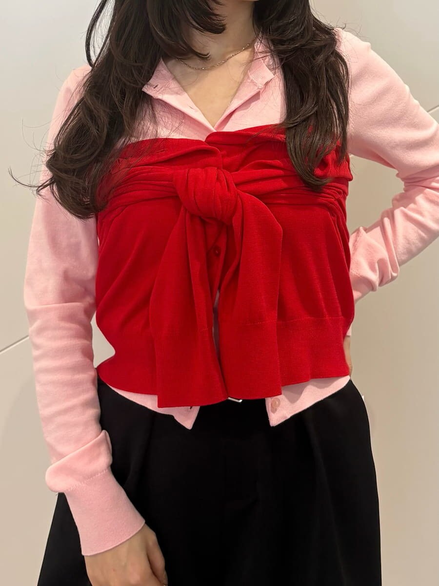 レッド系のカーディガン/ボレロ、ブラック系のパンプス、ブラック系のショルダーバッグを着用したレディースの冬コーディネートの2枚目の写真