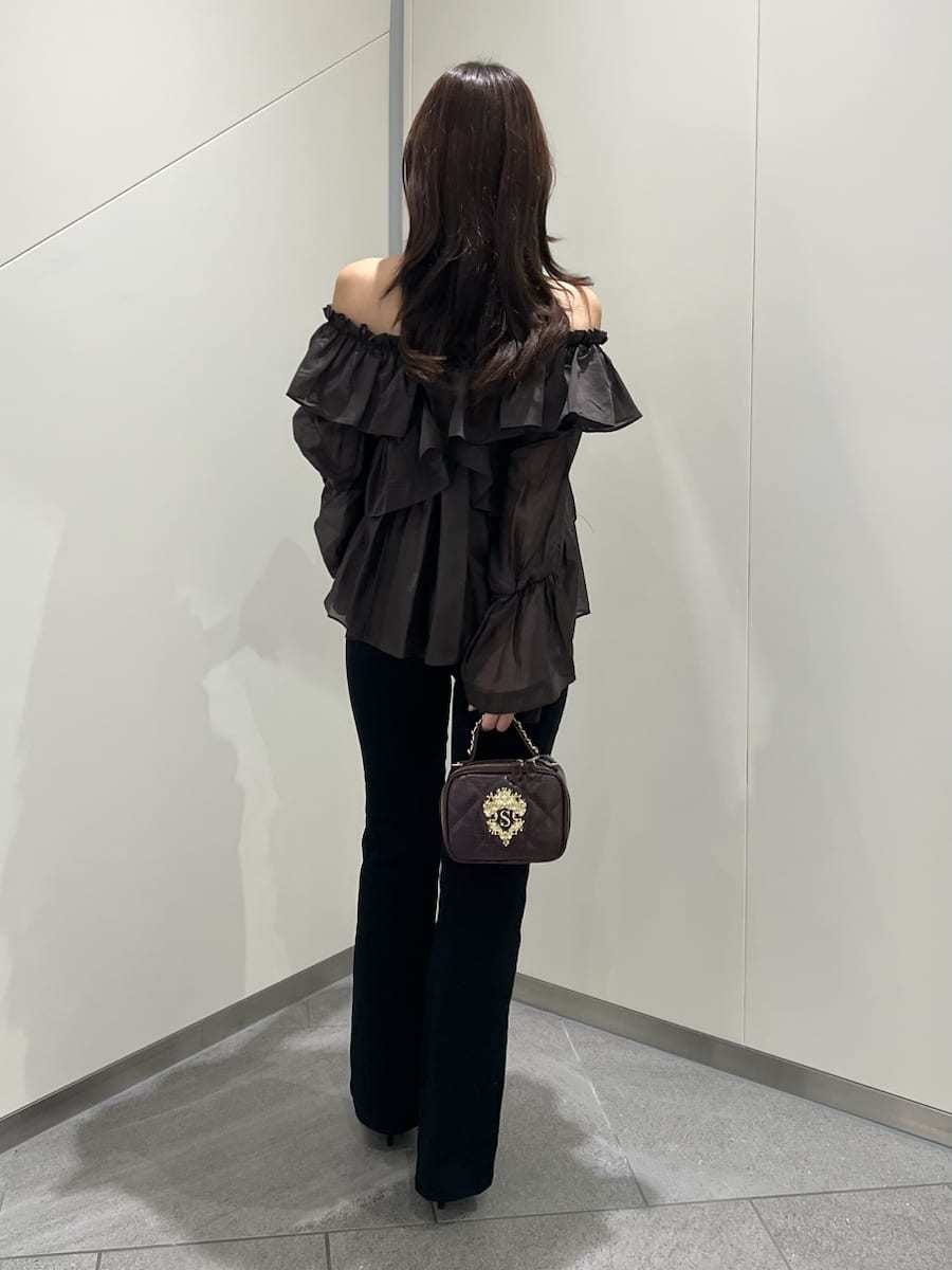 ブラック系のデニムパンツ、ブラウン系のシャツ/ブラウス、ブラック系のサンダルを着用したレディースの秋コーディネートの3枚目の写真