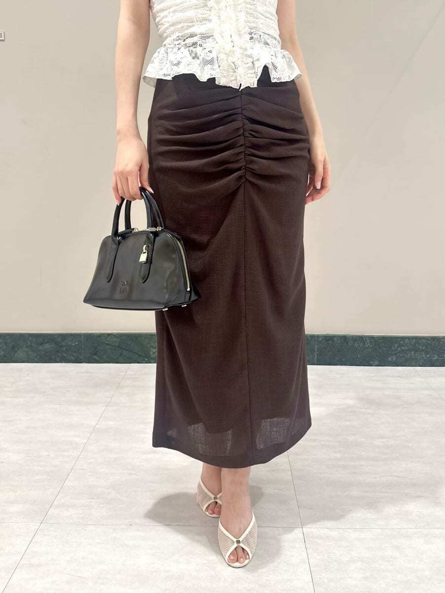 ホワイト系のTシャツ/カットソー、ブラウン系のスカート、ブラック系のボストンバッグを着用したレディースの夏コーディネートの3枚目の写真