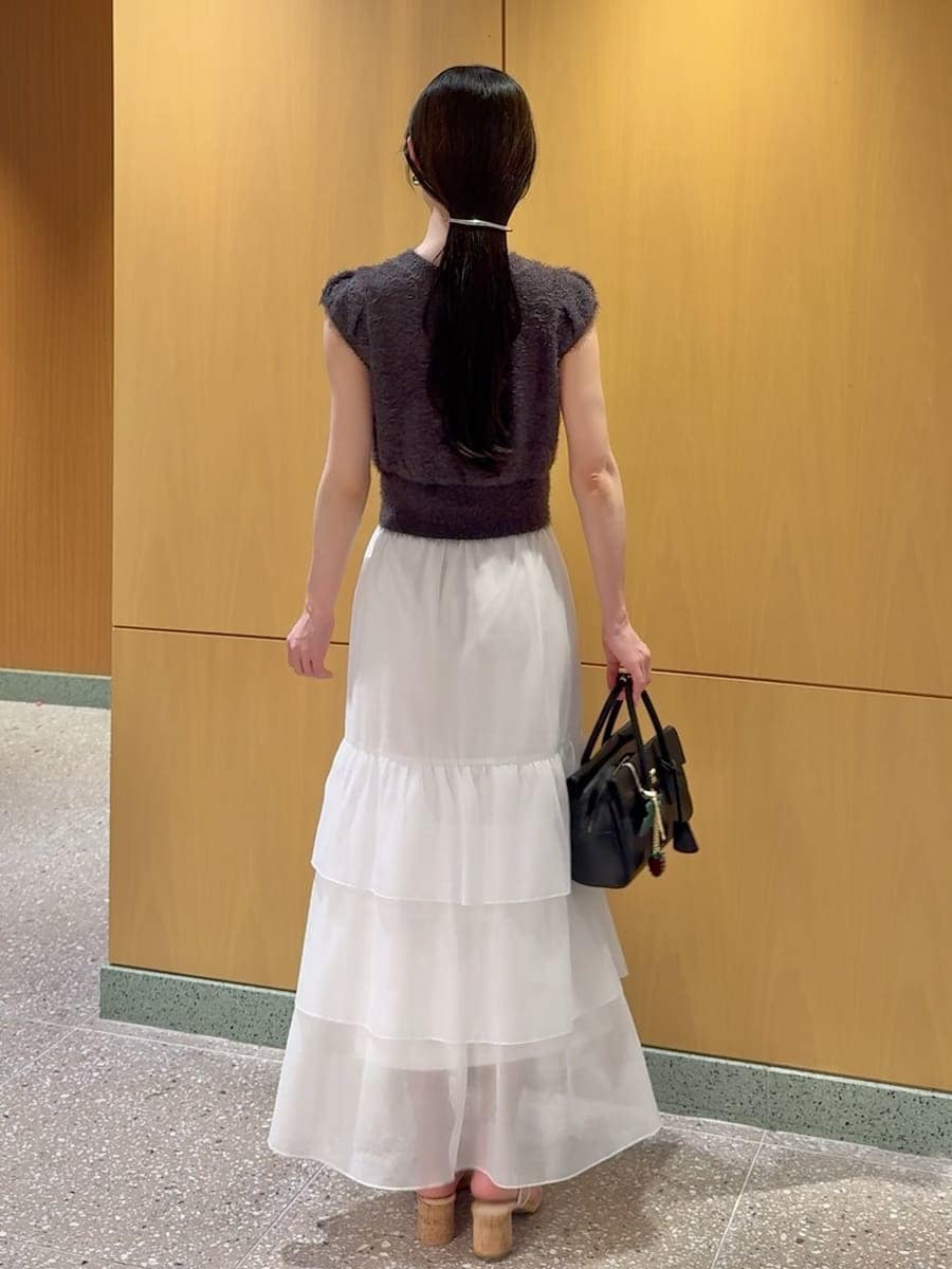 グレー系のワンピース、その他のサンダル、ブラック系のボストンバッグを着用したレディースの春コーディネートの3枚目の写真
