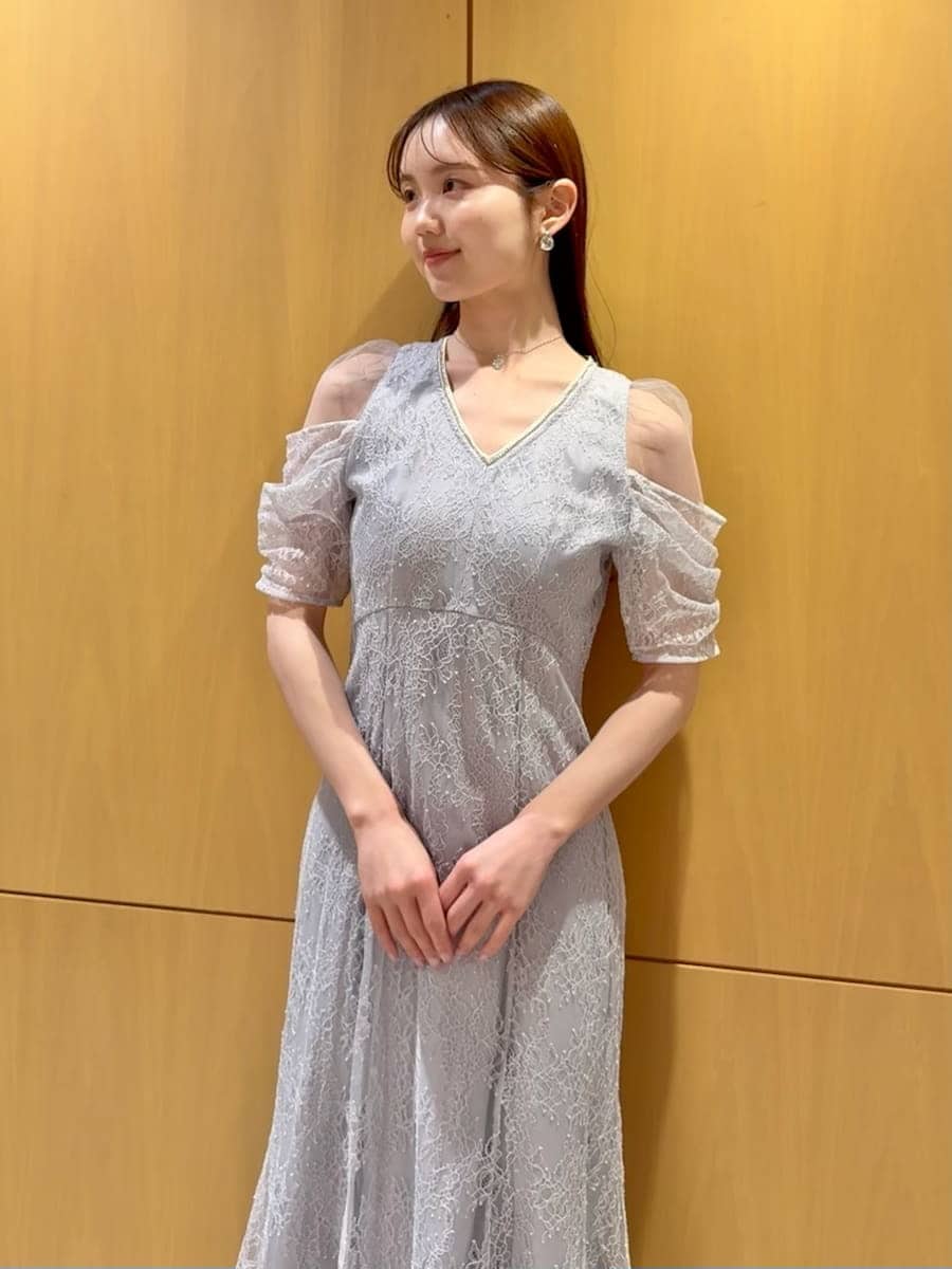 ブラック系のパンプス、シルバー系のネックレス、シルバー系のピアス（両耳用）を着用したレディースの冬コーディネートの4枚目の写真