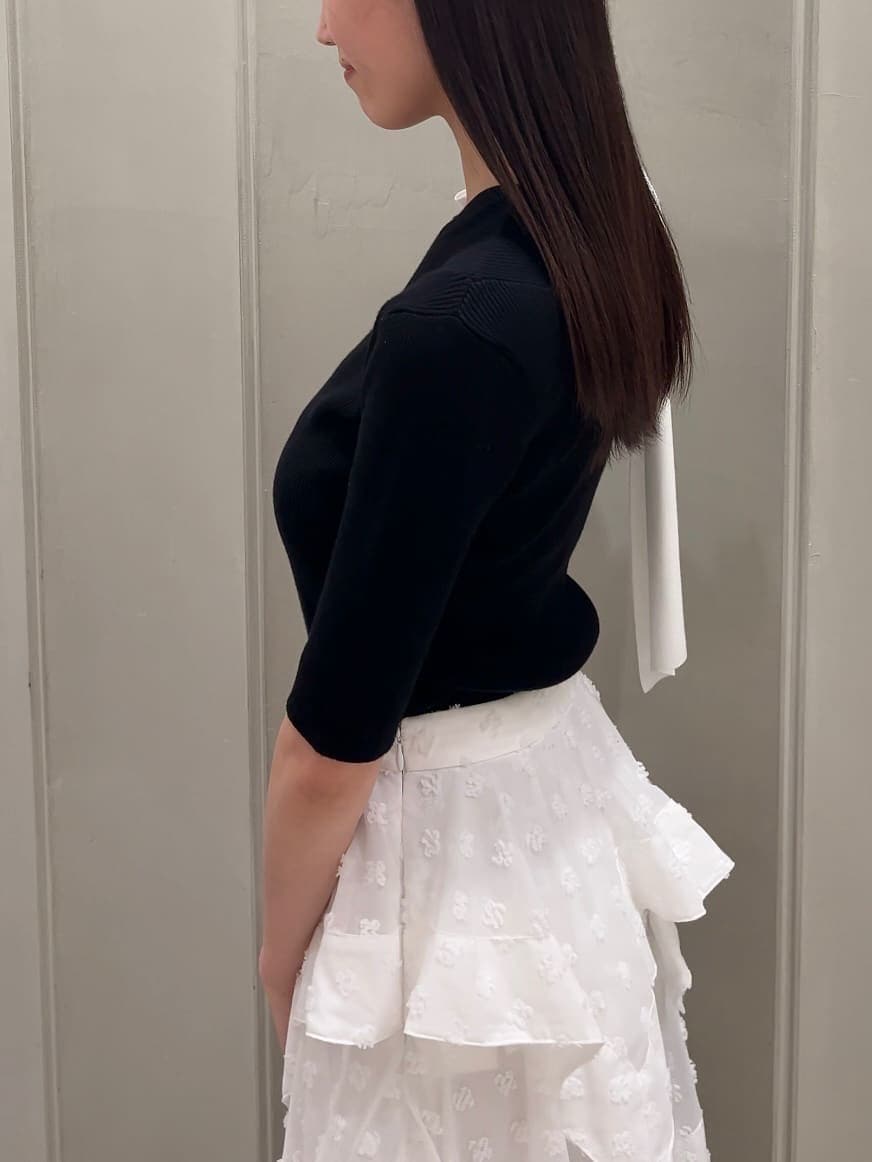 その他のスカート、ブラック系のパンプス、ブラック系のハンドバッグを着用したレディースの春コーディネートの3枚目の写真