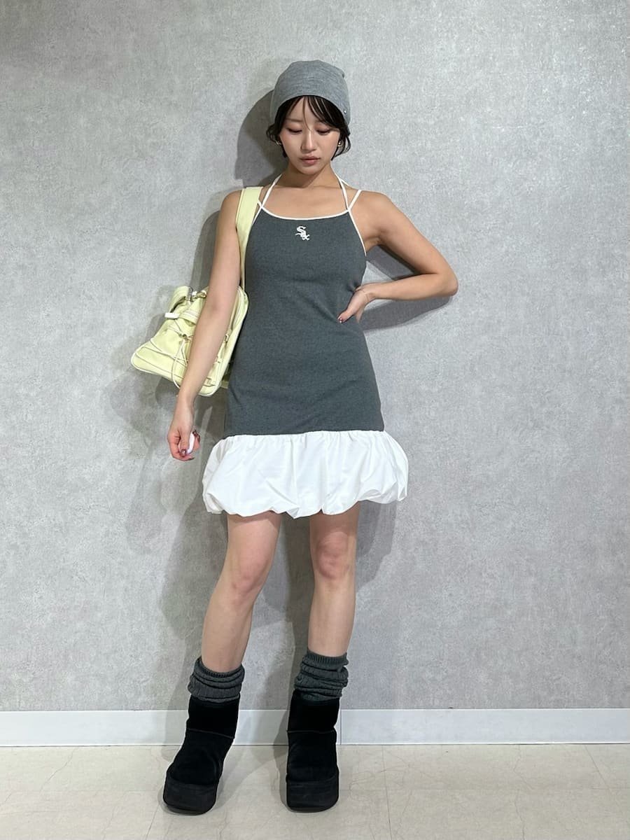 グレー系のワンピース、グリーン系のスウェットを着用したレディースの春コーディネートの7枚目の写真