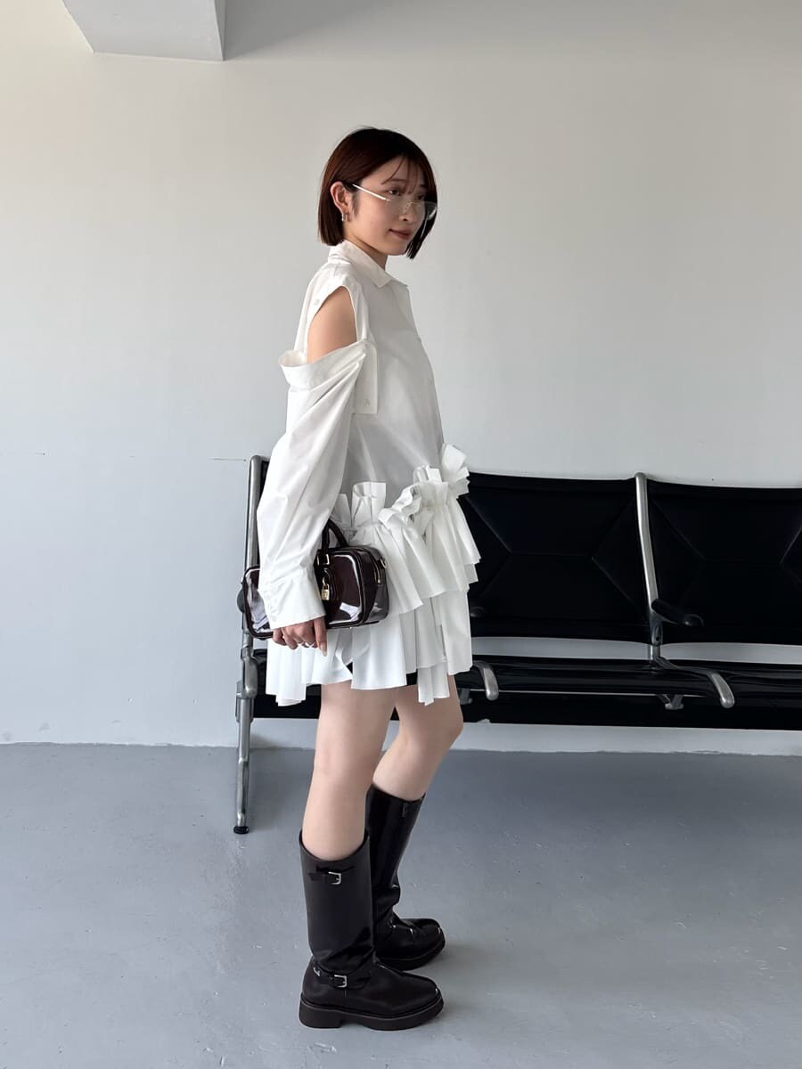 ホワイト系のワンピース、ブラック系のその他パンツ、ブラウン系のボストンバッグを着用したレディースの秋コーディネートの4枚目の写真