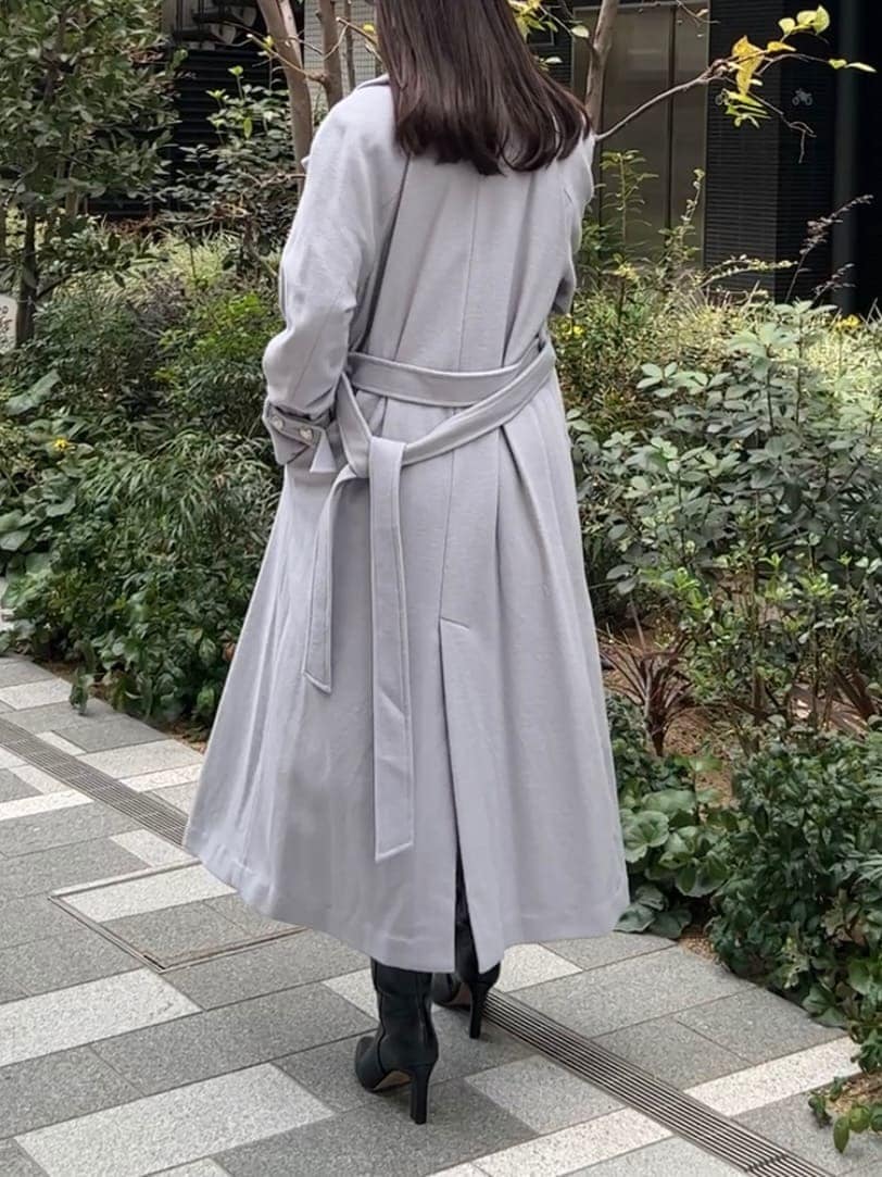 ブラック系のブーツ、ブルー系のチェスターコート、ブルー系のワンピースを着用したレディースの冬コーディネートの6枚目の写真