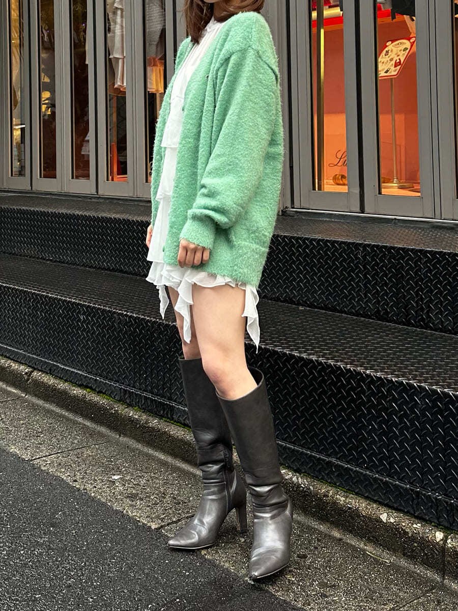 グリーン系のカーディガン/ボレロ、ホワイト系のシャツ/ブラウス、ホワイト系のその他パンツを着用したレディースの秋コーディネートの7枚目の写真