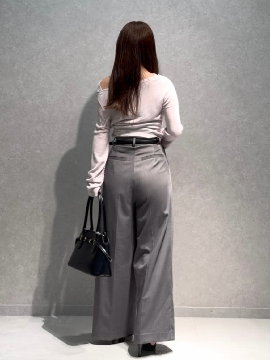 グレー系のその他パンツ、ピンク系のニット/セーター、ブラック系のパンプスを着用したレディースの秋コーディネートの4枚目の写真