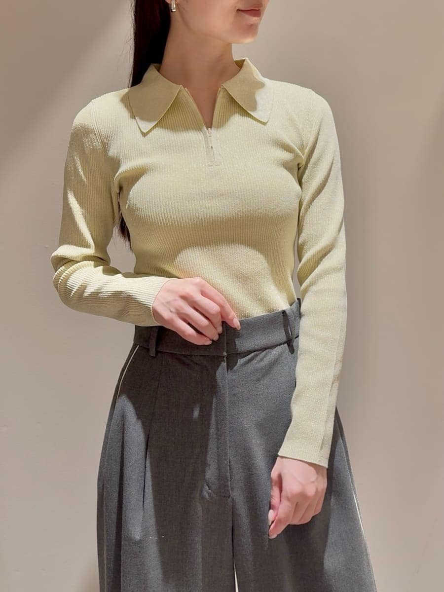 イエロー系のニット/セーター、グレー系のその他パンツ、ブラック系のローファーを着用したレディースの秋コーディネートの4枚目の写真