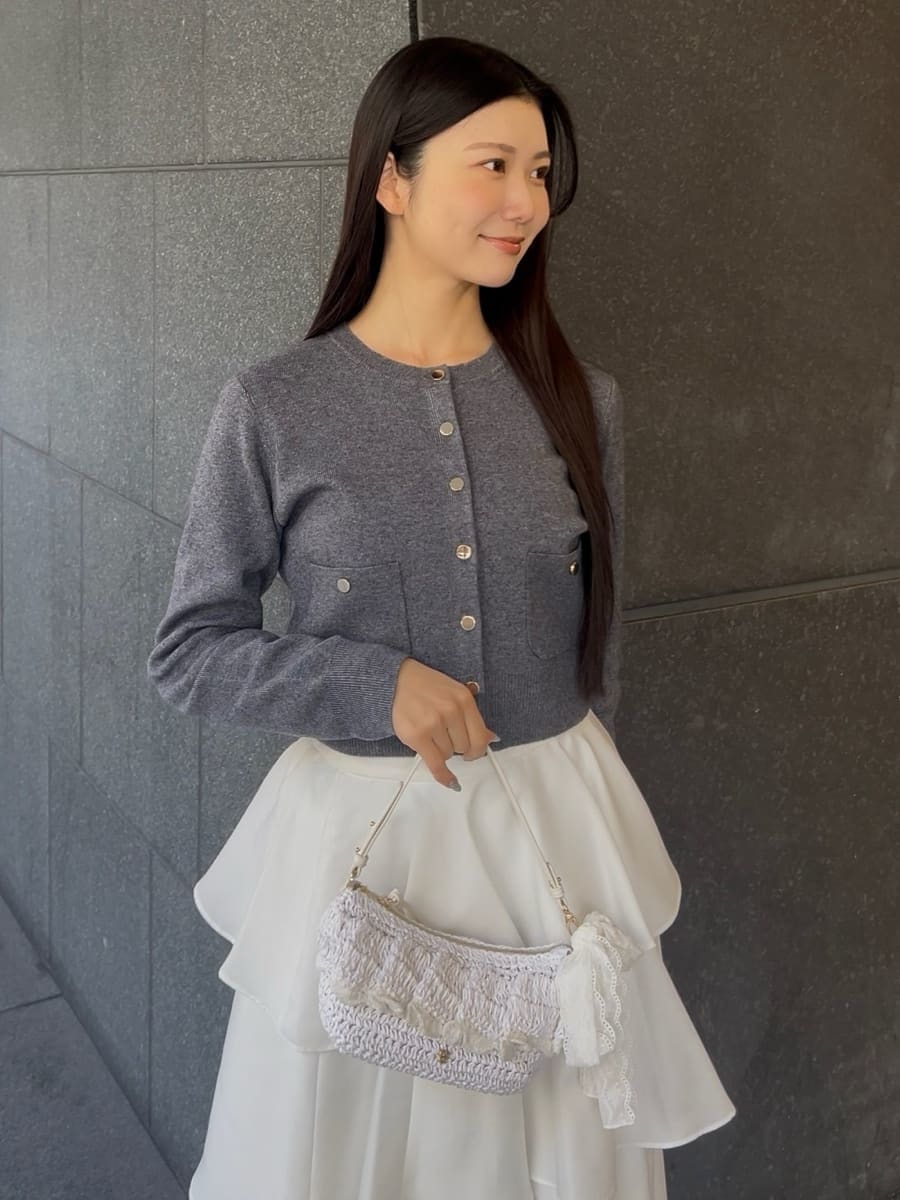 ブラック系のブーツ、グレー系のワンピースを着用したレディースの冬コーディネートの4枚目の写真