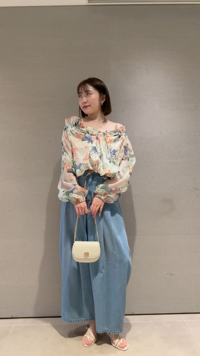 ブルー系のデニムパンツ、その他のシャツ/ブラウス、ホワイト系のショルダーバッグを着用したレディースの冬コーディネートの5枚目の写真