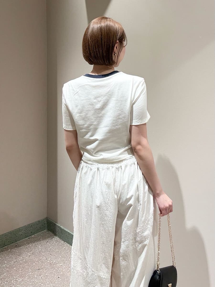 ホワイト系のその他パンツ、ホワイト系のTシャツ/カットソー、その他のパンプスを着用したレディースの春コーディネートの5枚目の写真