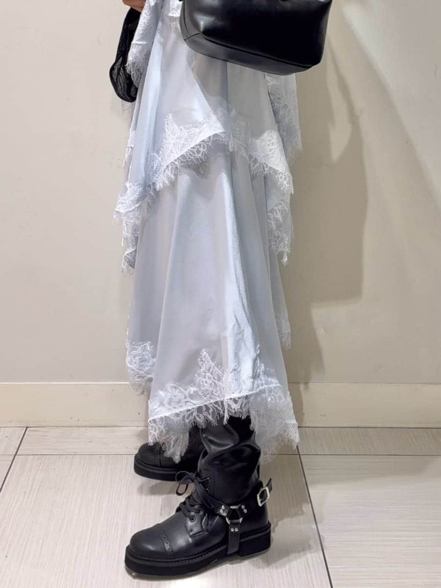 ブルー系のワンピース、ブラック系のブーツ、ブラック系のショルダーバッグを着用したレディースの夏コーディネートの5枚目の写真