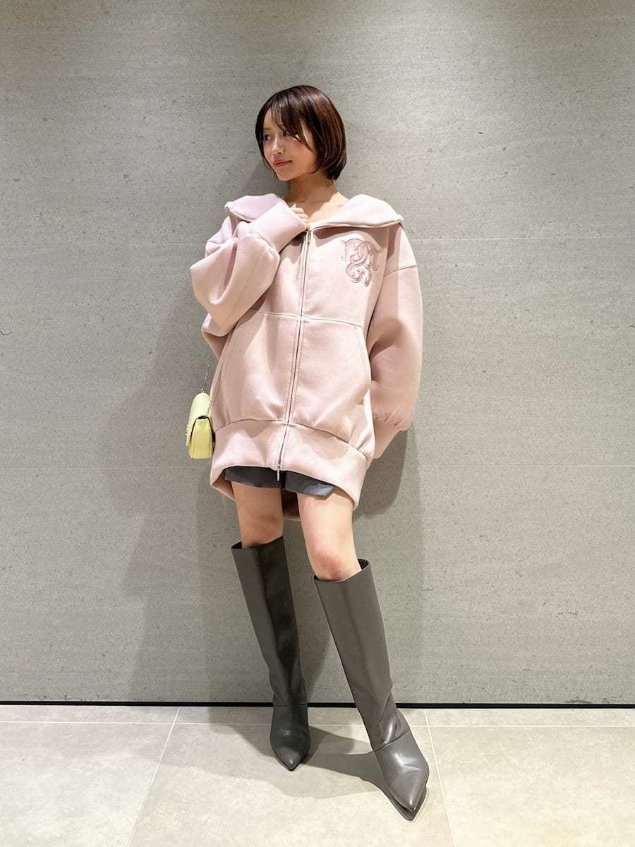 ホワイト系のTシャツ/カットソー、イエロー系のショルダーバッグ、ピンク系のワンピースを着用したレディースの春コーディネートの8枚目の写真