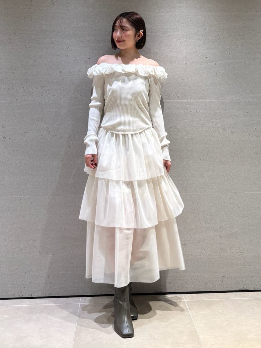 ホワイト系のスカート、ホワイト系のニット/セーターを着用したレディースの秋コーディネートの2枚目の写真