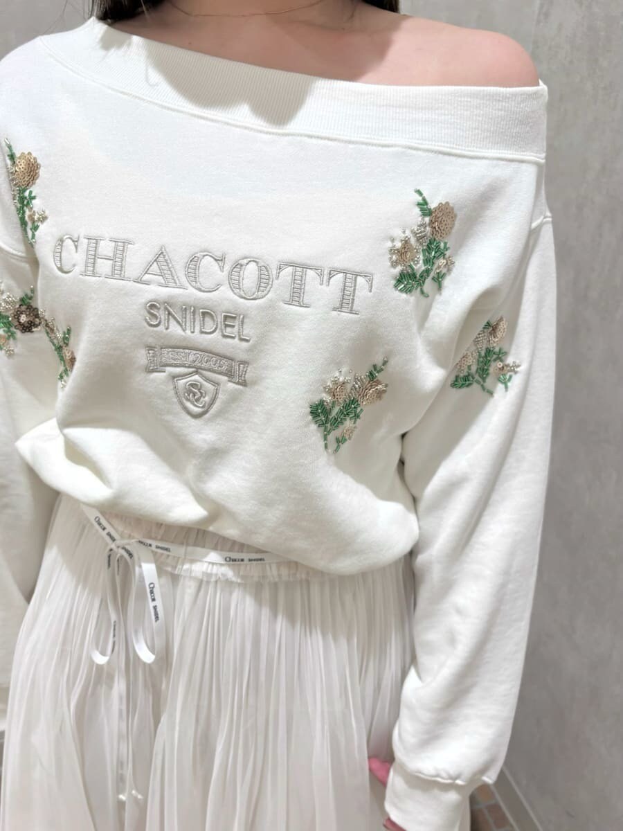 ホワイト系のスウェット、ホワイト系のスカート、その他のパンプスを着用したレディースの秋コーディネートの6枚目の写真