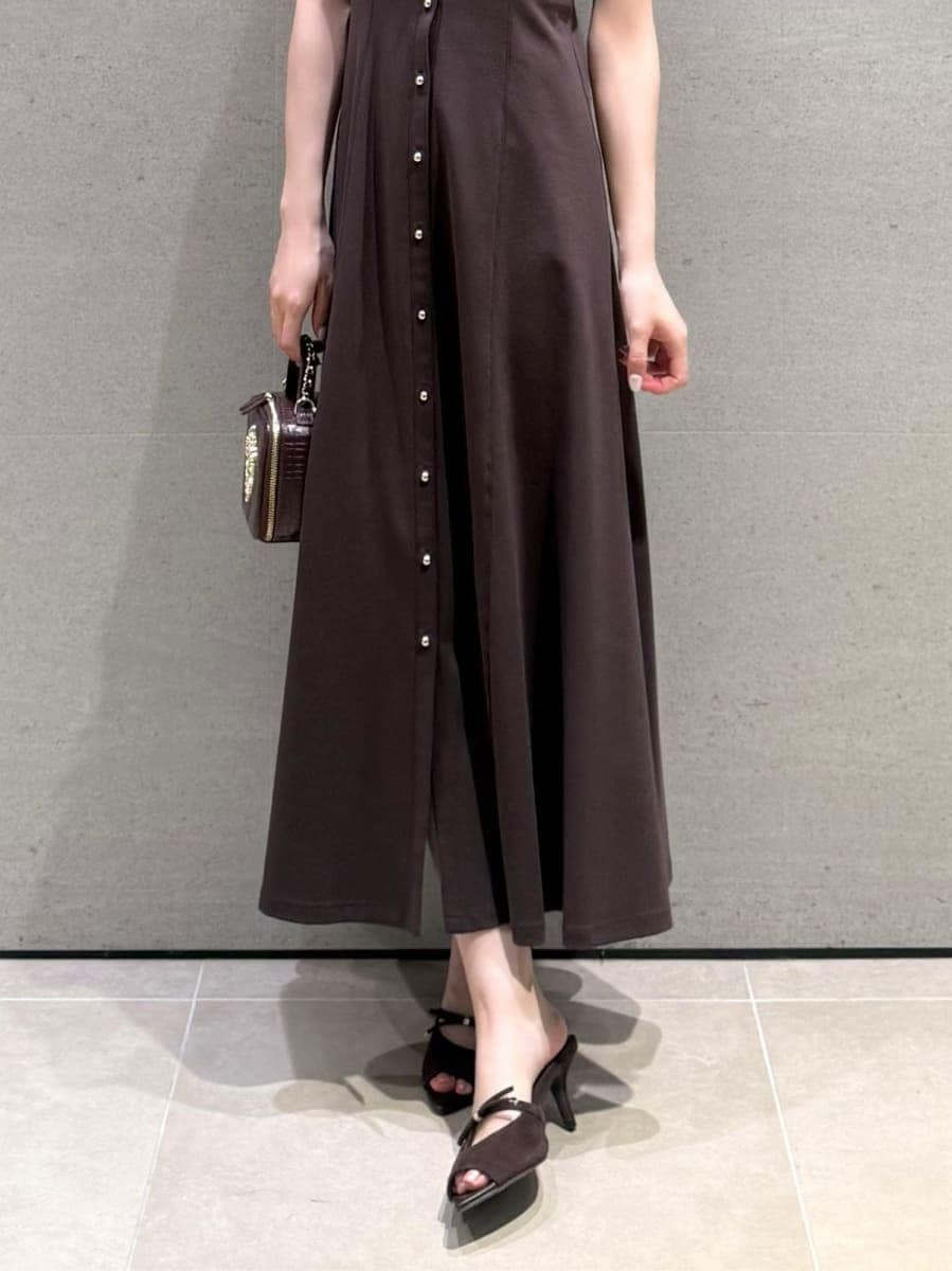 ブラウン系のワンピース、ブラウン系のサンダル、レッド系のショルダーバッグを着用したレディースの夏コーディネートの5枚目の写真