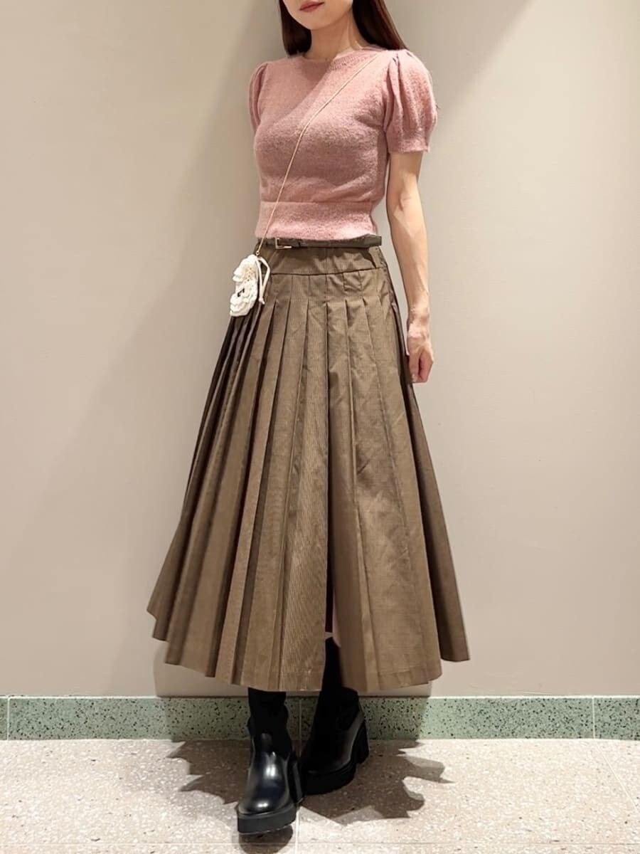 ピンク系のニット/セーター、その他のスカート、ホワイト系のチャームを着用したレディースの夏コーディネートの2枚目の写真