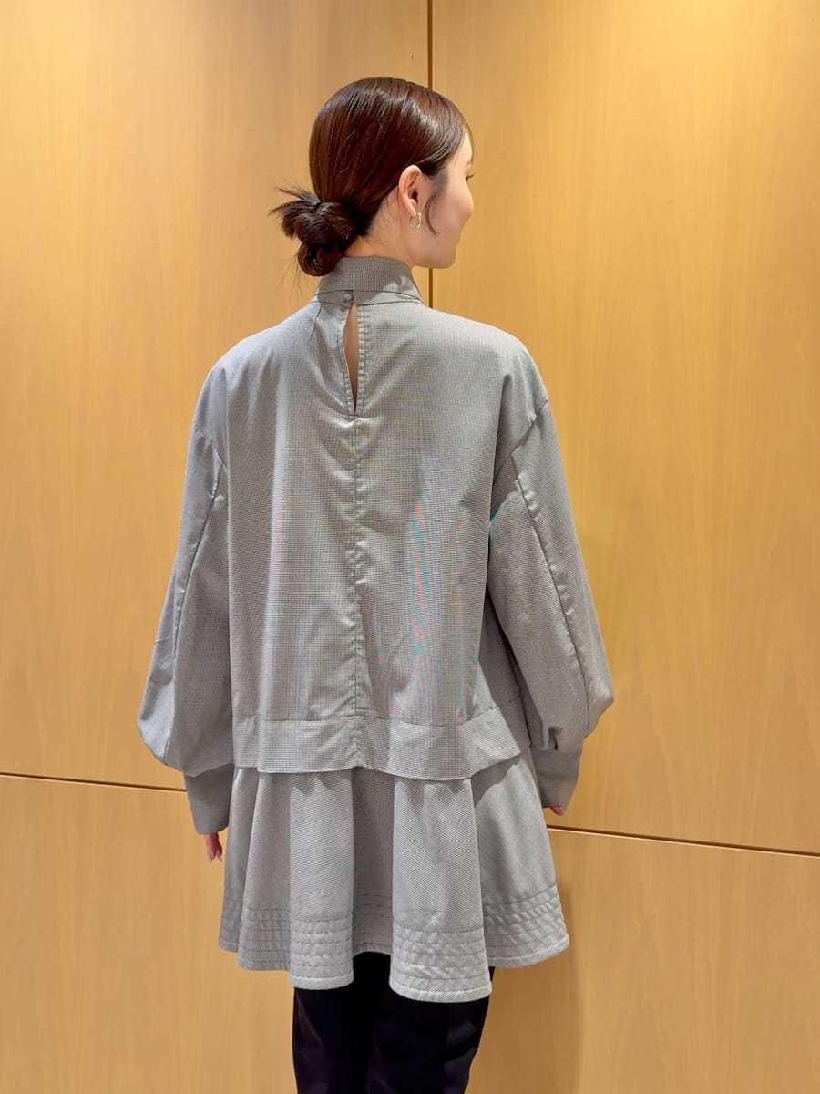 その他のシャツ/ブラウス、ブラック系のブーツ、ブラック系のショルダーバッグを着用したレディースの秋コーディネートの5枚目の写真