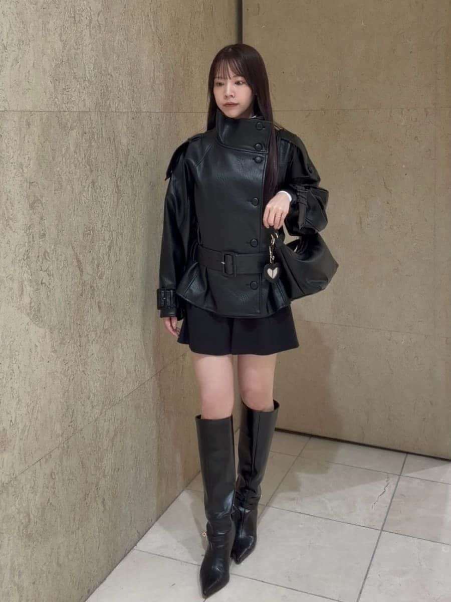 ブラック系のブルゾン、ブラック系のその他パンツ、その他のニット/セーターを着用したレディースの秋コーディネートの4枚目の写真