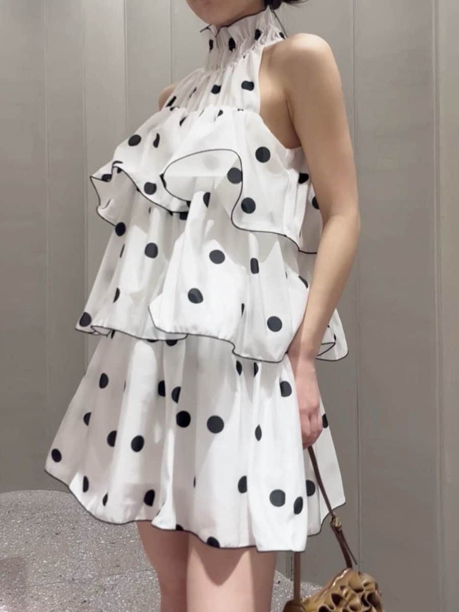 その他のワンピース、ブラウン系のハンドバッグを着用したレディースの春コーディネートの7枚目の写真