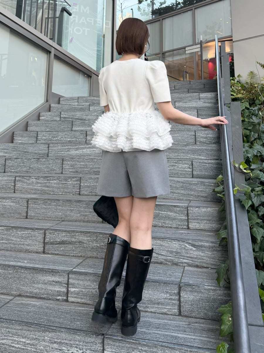 ホワイト系のニット/セーター、グレー系のその他パンツを着用したレディースの春コーディネートの5枚目の写真