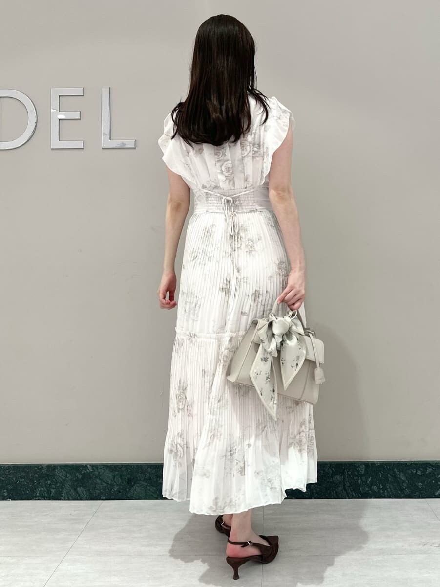 ベージュ系のテーラードジャケット、ピンク系のワンピース、ブラウン系のパンプスを着用したレディースの春コーディネートの4枚目の写真