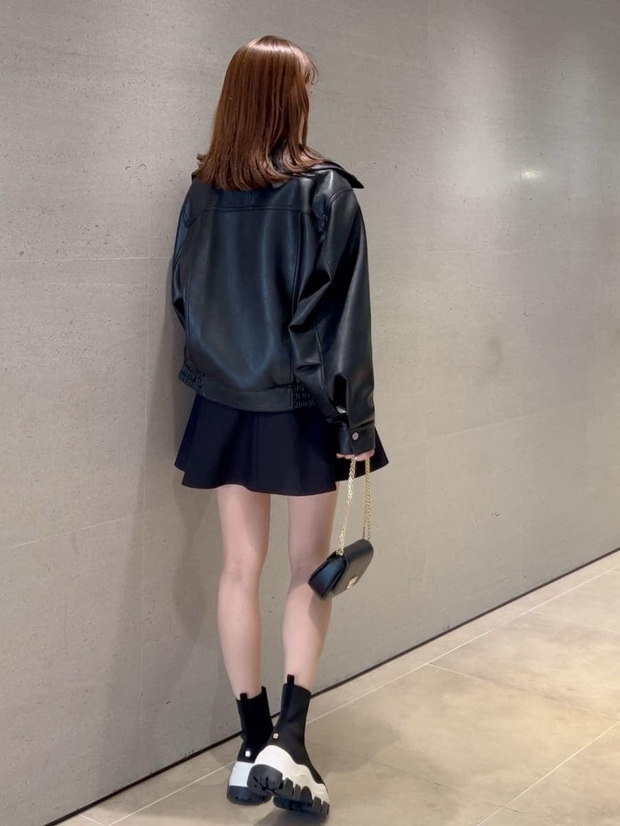 ブラック系のブルゾン、ブラック系のその他パンツ、その他のニット/セーターを着用したレディースの冬コーディネートの6枚目の写真