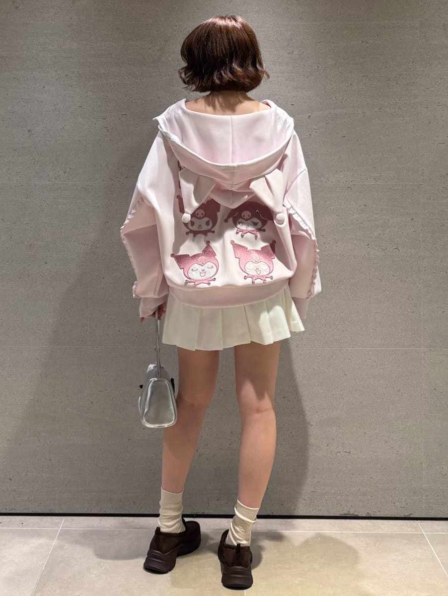 ホワイト系のその他パンツを着用したレディースの夏コーディネートの5枚目の写真