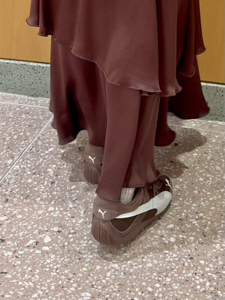 ブラウン系のスカートを着用したレディースの秋コーディネートの7枚目の写真