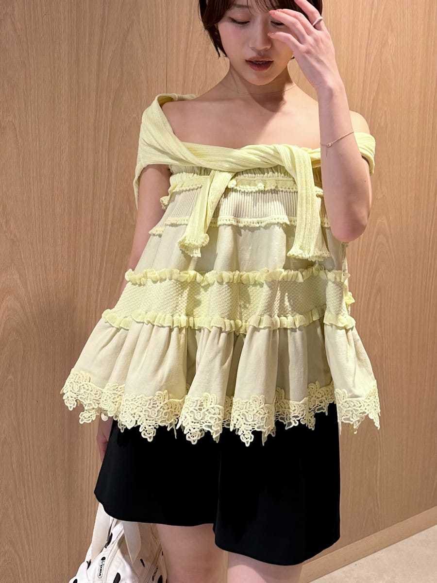 ブラック系のその他パンツ、イエロー系のニット/セーター、イエロー系のカーディガン/ボレロを着用したレディースの夏コーディネートの5枚目の写真