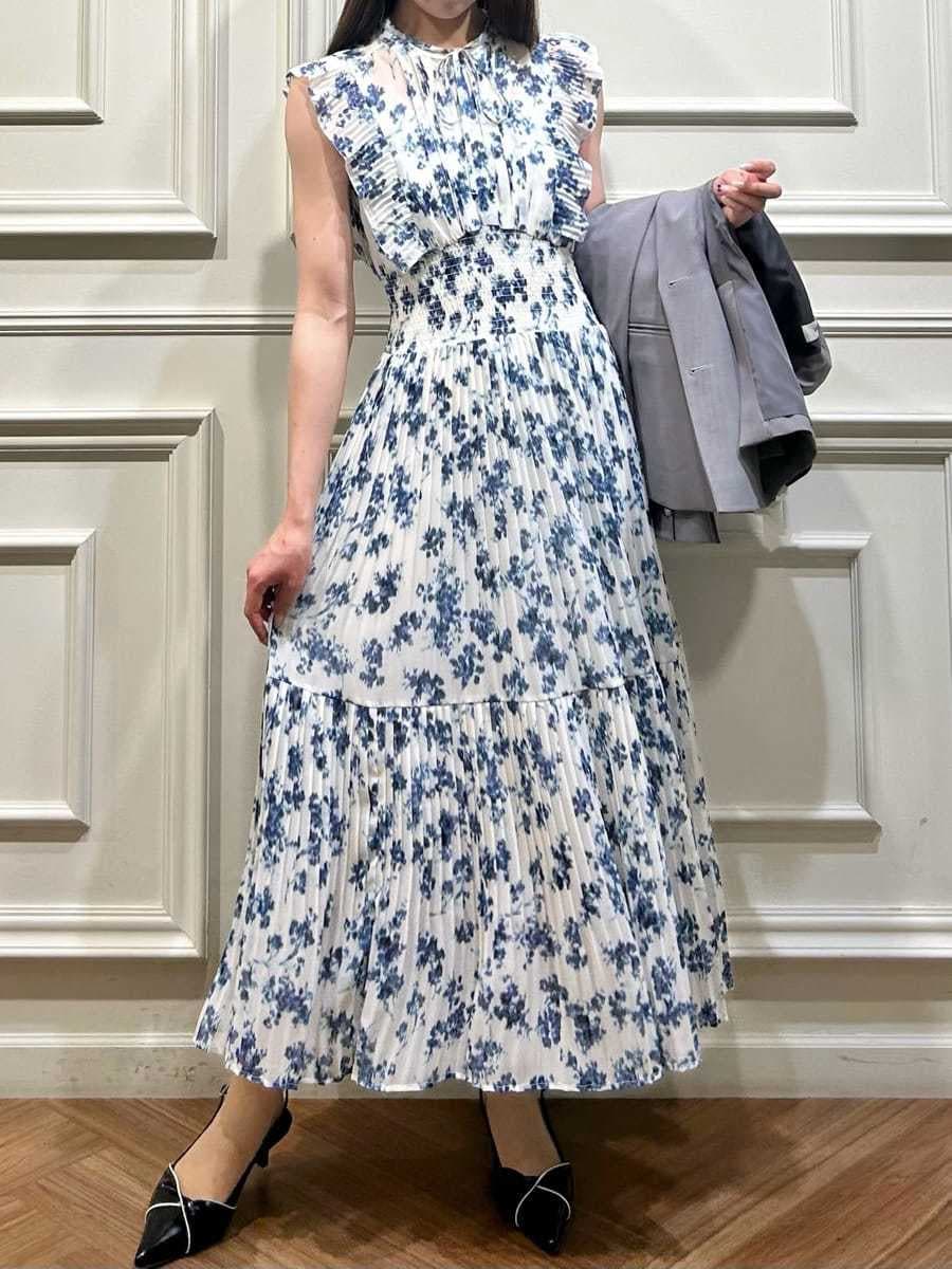 ブルー系のワンピース、グレー系のテーラードジャケット、ブラック系のパンプスを着用したレディースの冬コーディネートの2枚目の写真