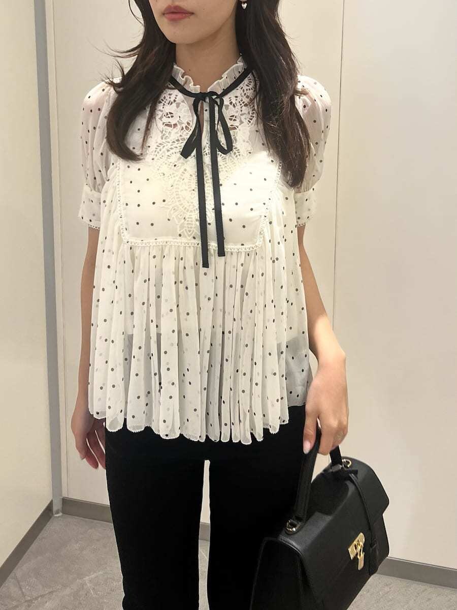 ブラック系のその他パンツ、ブラック系のハンドバッグ、ブラック系のパンプスを着用したレディースの春コーディネートの4枚目の写真