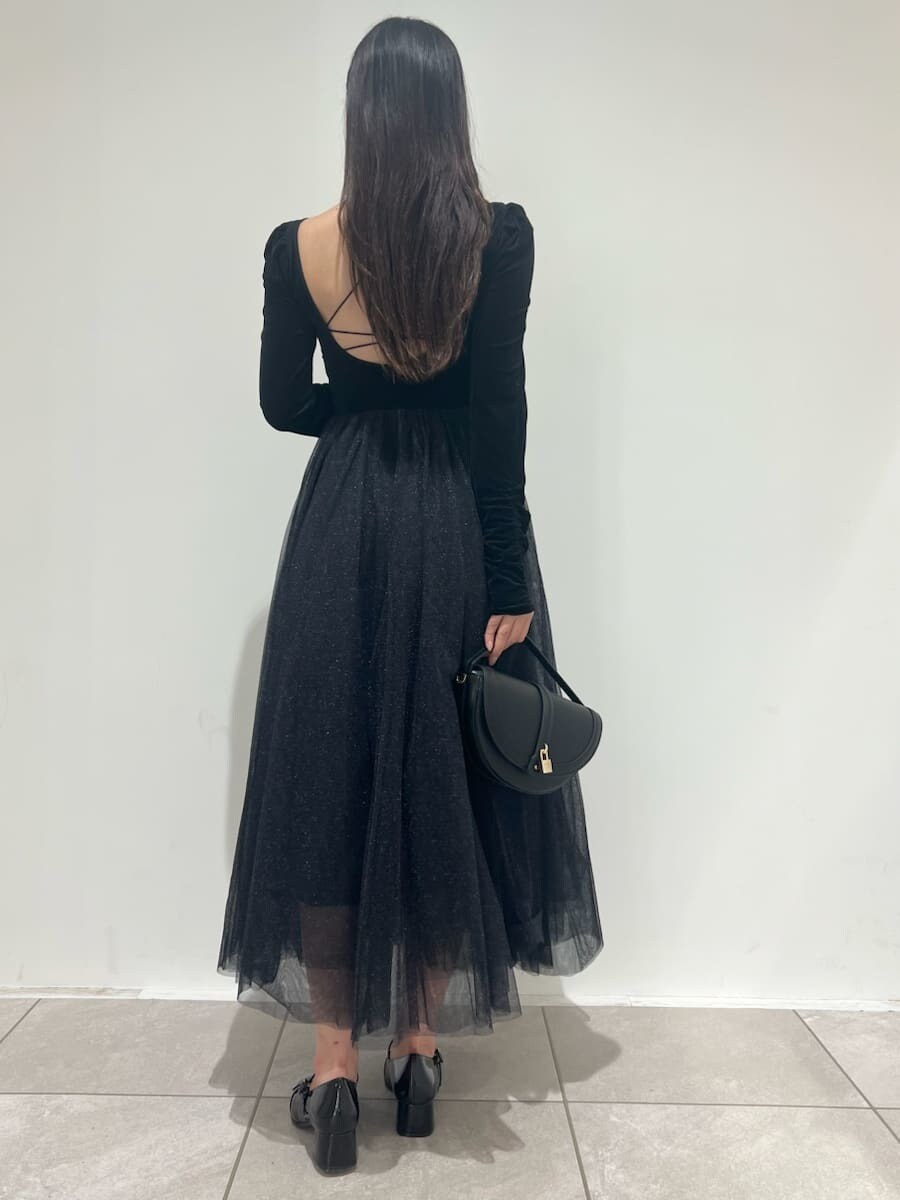 ブラック系のワンピース、ブラック系のハンドバッグ、ブラック系のパンプスを着用したレディースの夏コーディネートの3枚目の写真