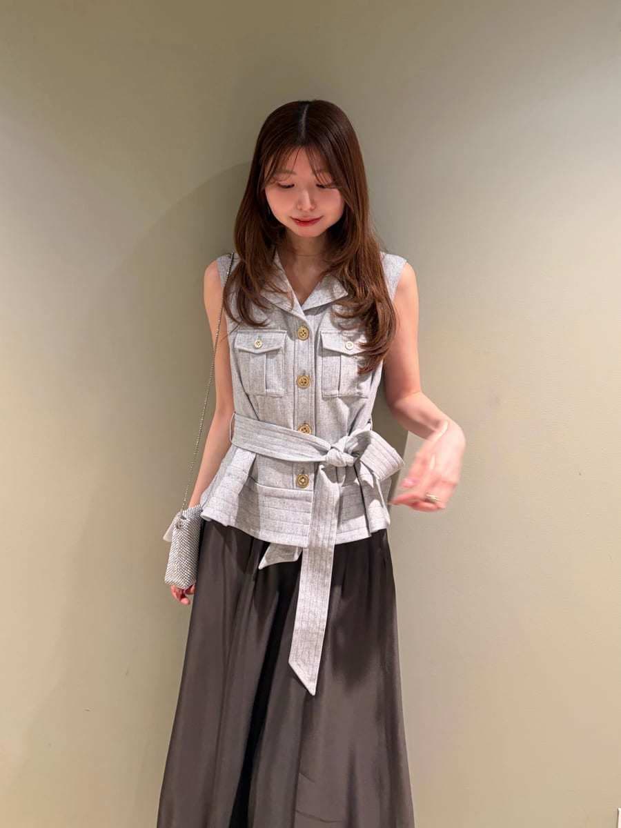 グレー系のワンピース、その他のサンダルを着用したレディースの夏コーディネートの3枚目の写真