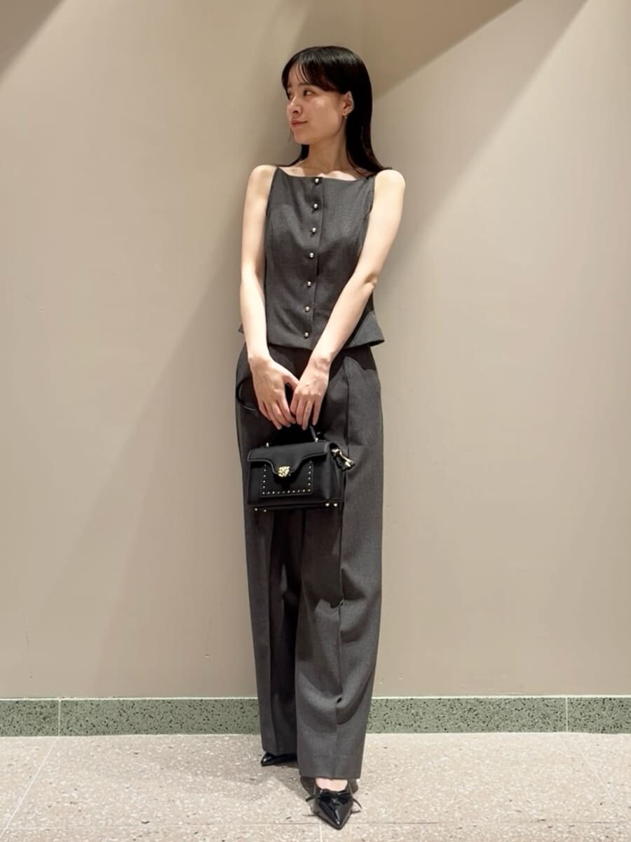 グレー系のキャミソール、グレー系のその他パンツ、ブラック系のショルダーバッグを着用したレディースの夏コーディネートの3枚目の写真