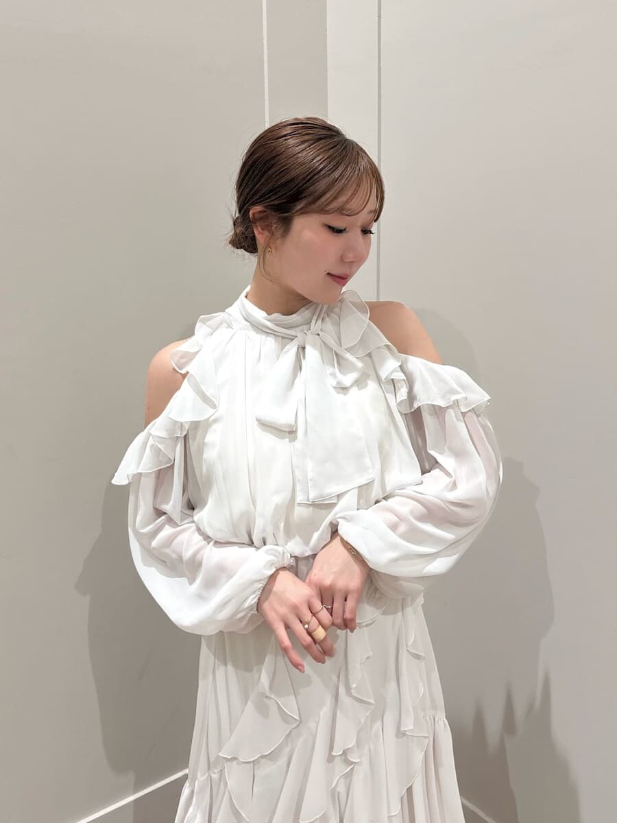 グレー系のブルゾン、ホワイト系のシャツ/ブラウス、ホワイト系のスカートを着用したレディースの秋コーディネートの8枚目の写真