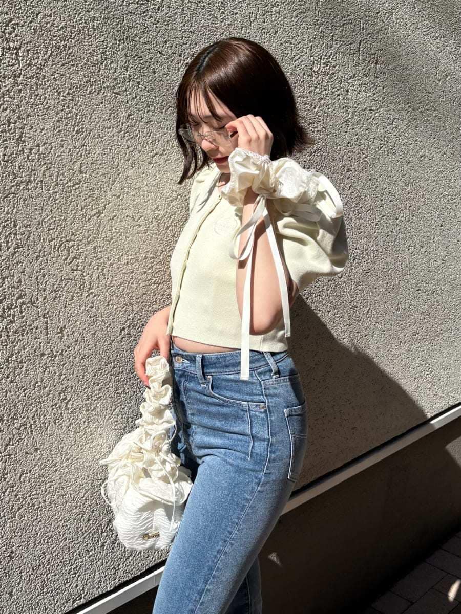 ブルー系のその他パンツ、イエロー系のカーディガン/ボレロ、その他のパンプスを着用したレディースの春コーディネートの7枚目の写真