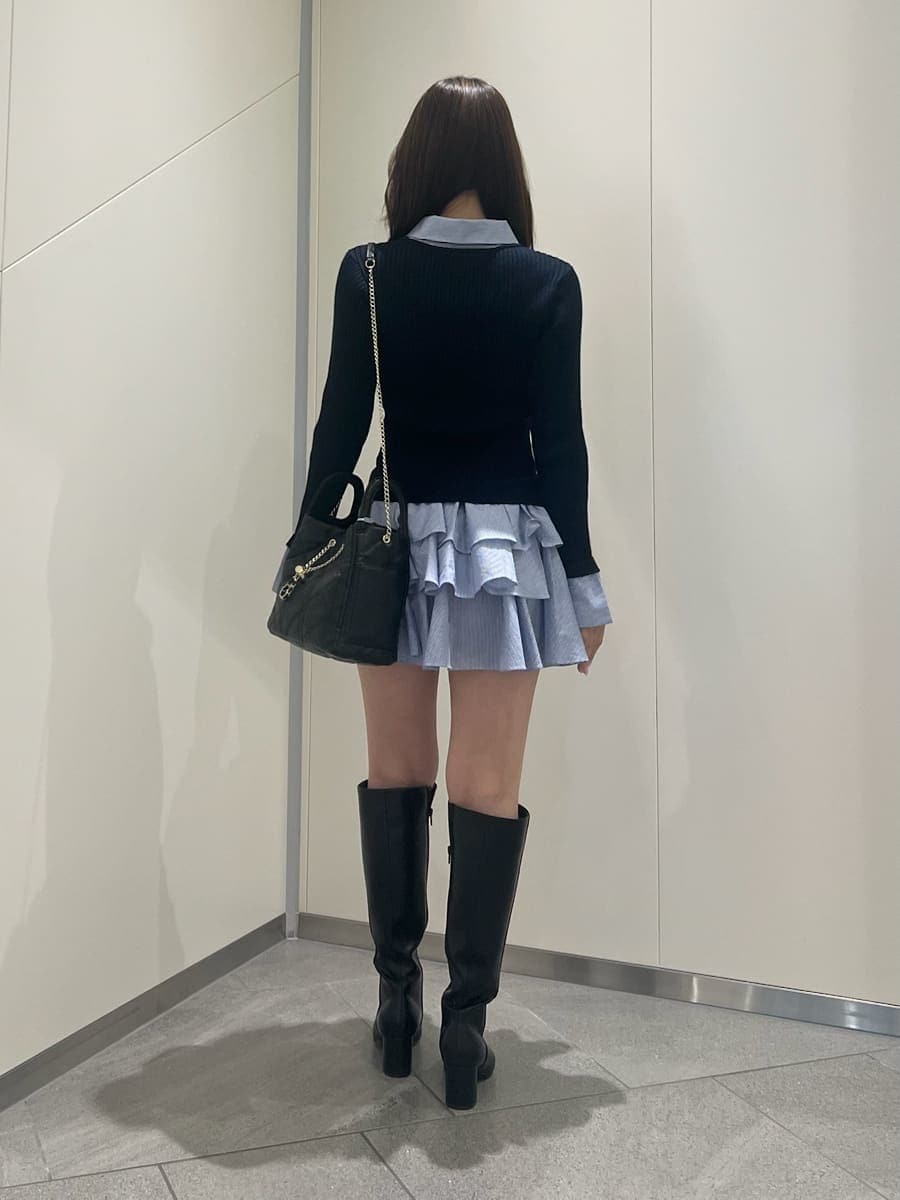 ブルー系のワンピース、ブラック系のブーツ、ブラック系のショルダーバッグを着用したレディースの秋コーディネートの3枚目の写真