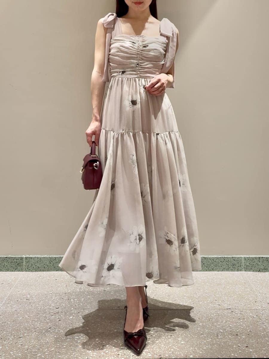 ピンク系のワンピース、ブラウン系のショルダーバッグ、シルバー系のピアス（両耳用）を着用したレディースの夏コーディネートの7枚目の写真