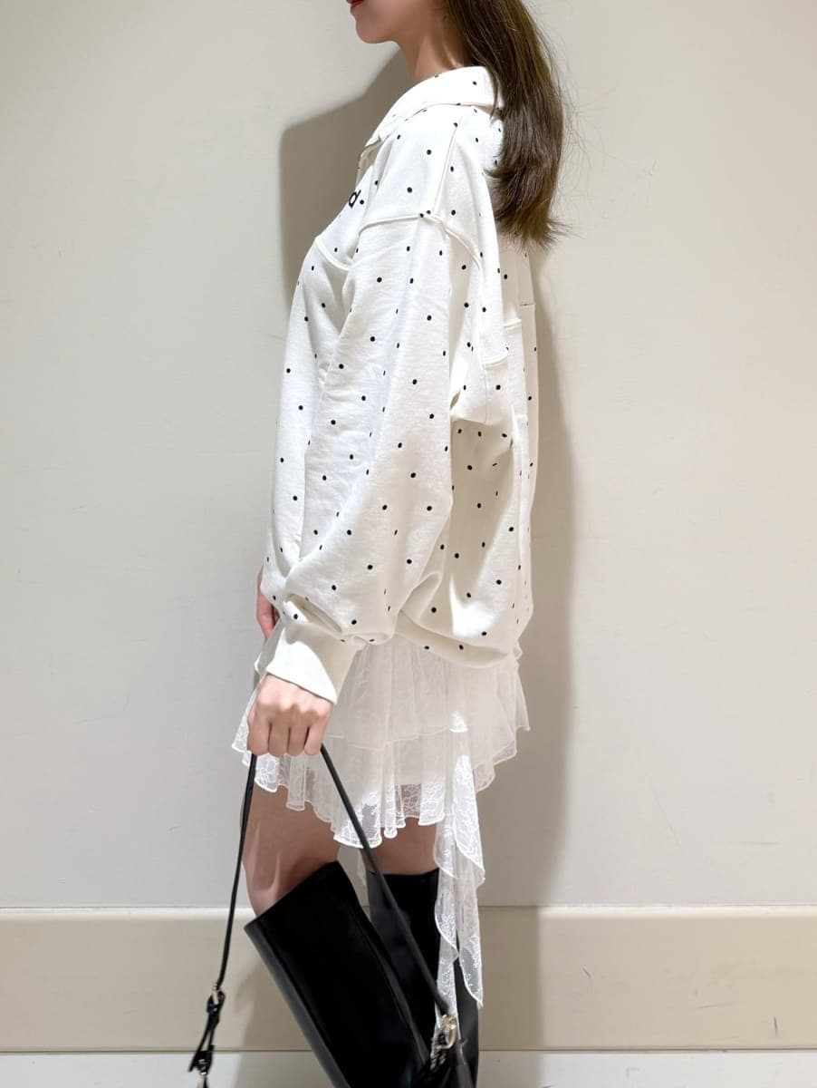 ホワイト系のその他パンツ、その他のTシャツ/カットソー、ブラック系のブーツを着用したレディースの秋コーディネートの5枚目の写真
