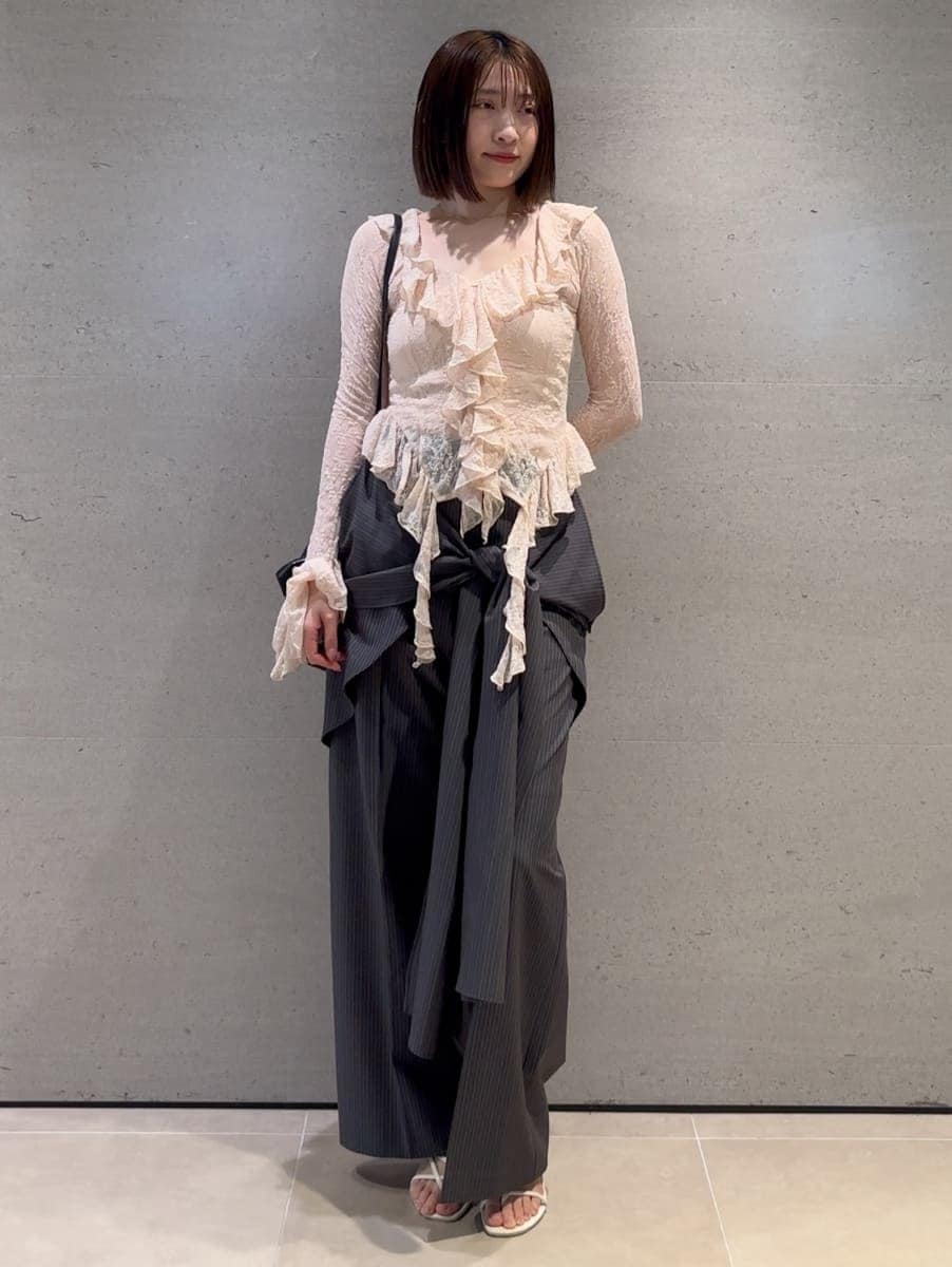 グレー系のその他パンツ、ホワイト系のTシャツ/カットソーを着用したレディースの春コーディネートの2枚目の写真