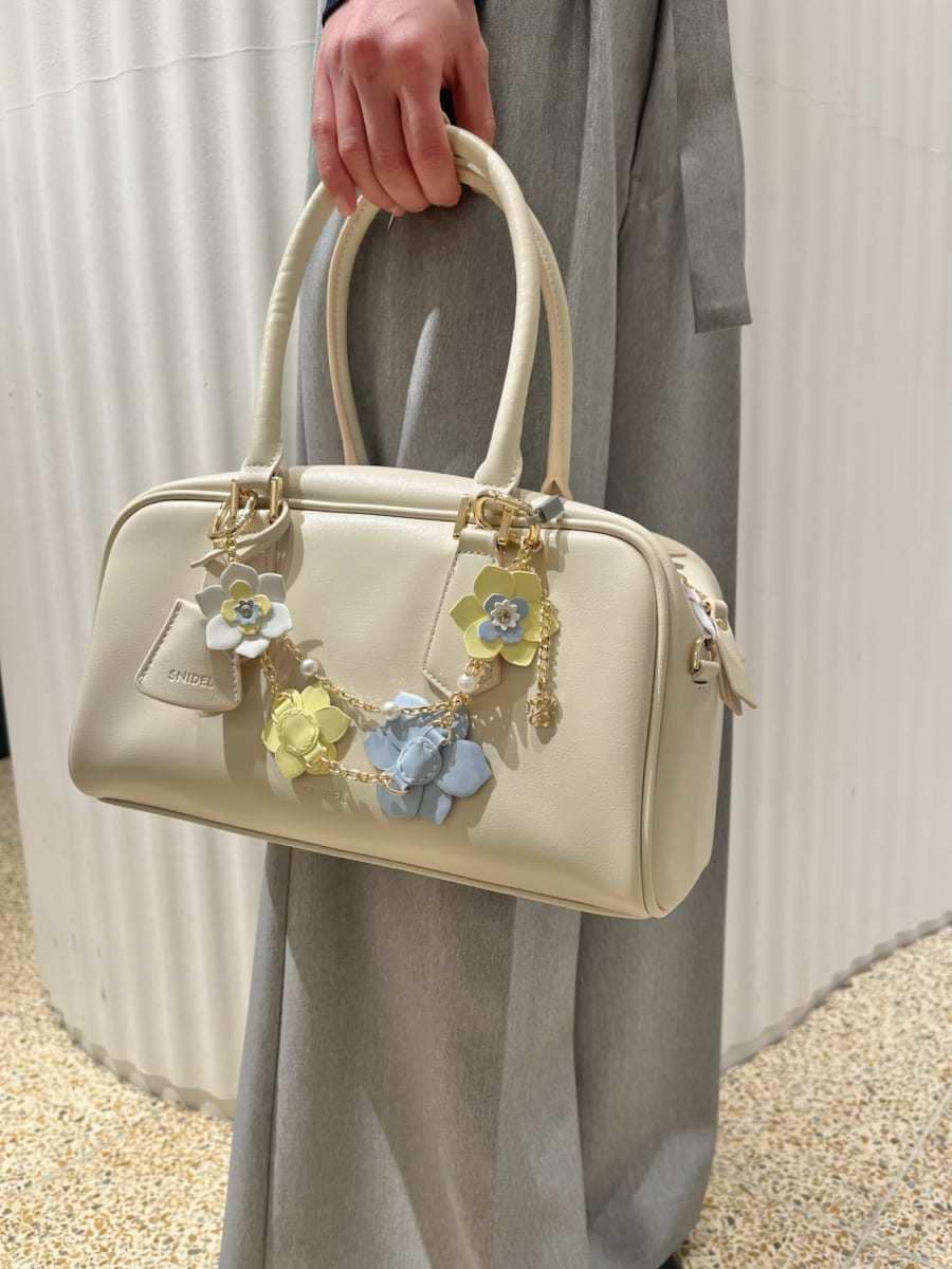 ブラック系のブーツ、ブルー系のニット/セーター、グレー系のその他パンツを着用したレディースの冬コーディネートの6枚目の写真