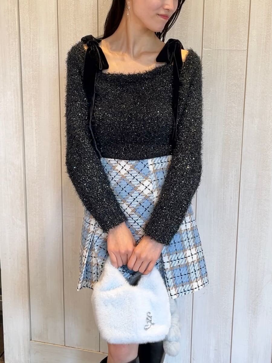 ブラック系のブーツ、グレー系のチェスターコート、ブルー系のその他パンツを着用したレディースの冬コーディネートの7枚目の写真