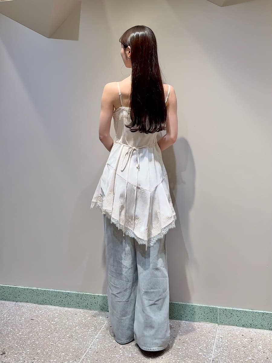 ベージュ系のテーラードジャケット、グレー系のデニムパンツ、ホワイト系のキャミソールを着用したレディースの春コーディネートの4枚目の写真