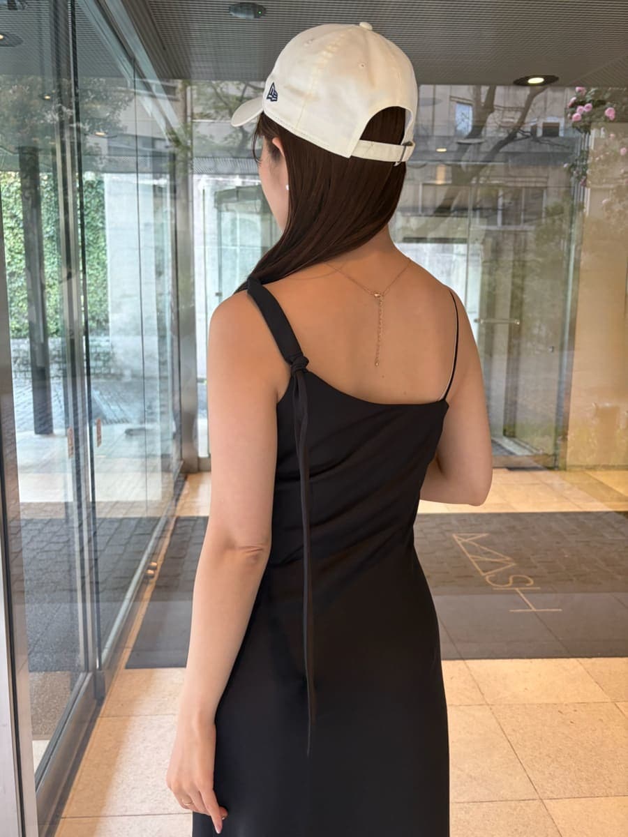 ブラック系のワンピース、ブルー系のカーディガン/ボレロ、ホワイト系のキャップを着用したレディースの春コーディネートの10枚目の写真