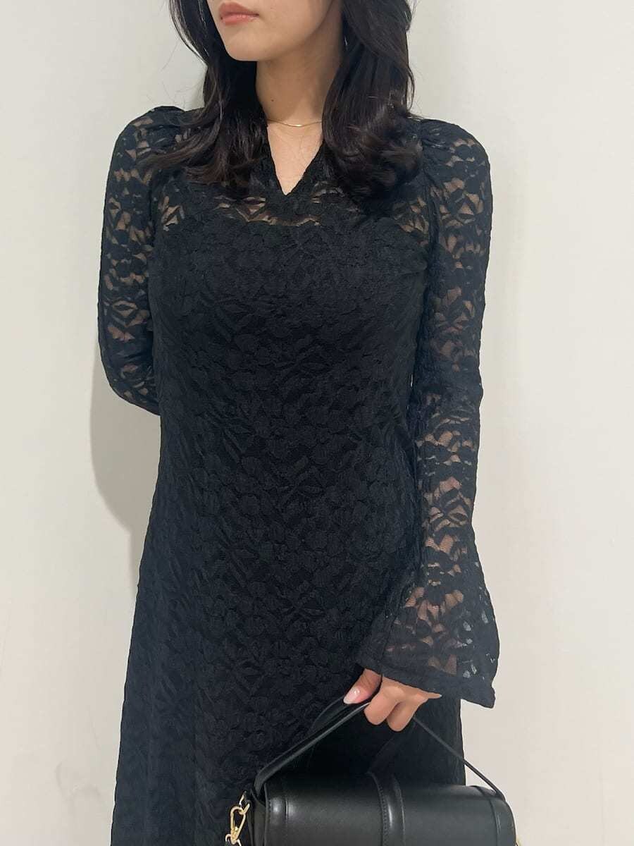 ブラック系のブーツ、ブラック系のハンドバッグ、ブラック系のワンピースを着用したレディースの冬コーディネートの6枚目の写真