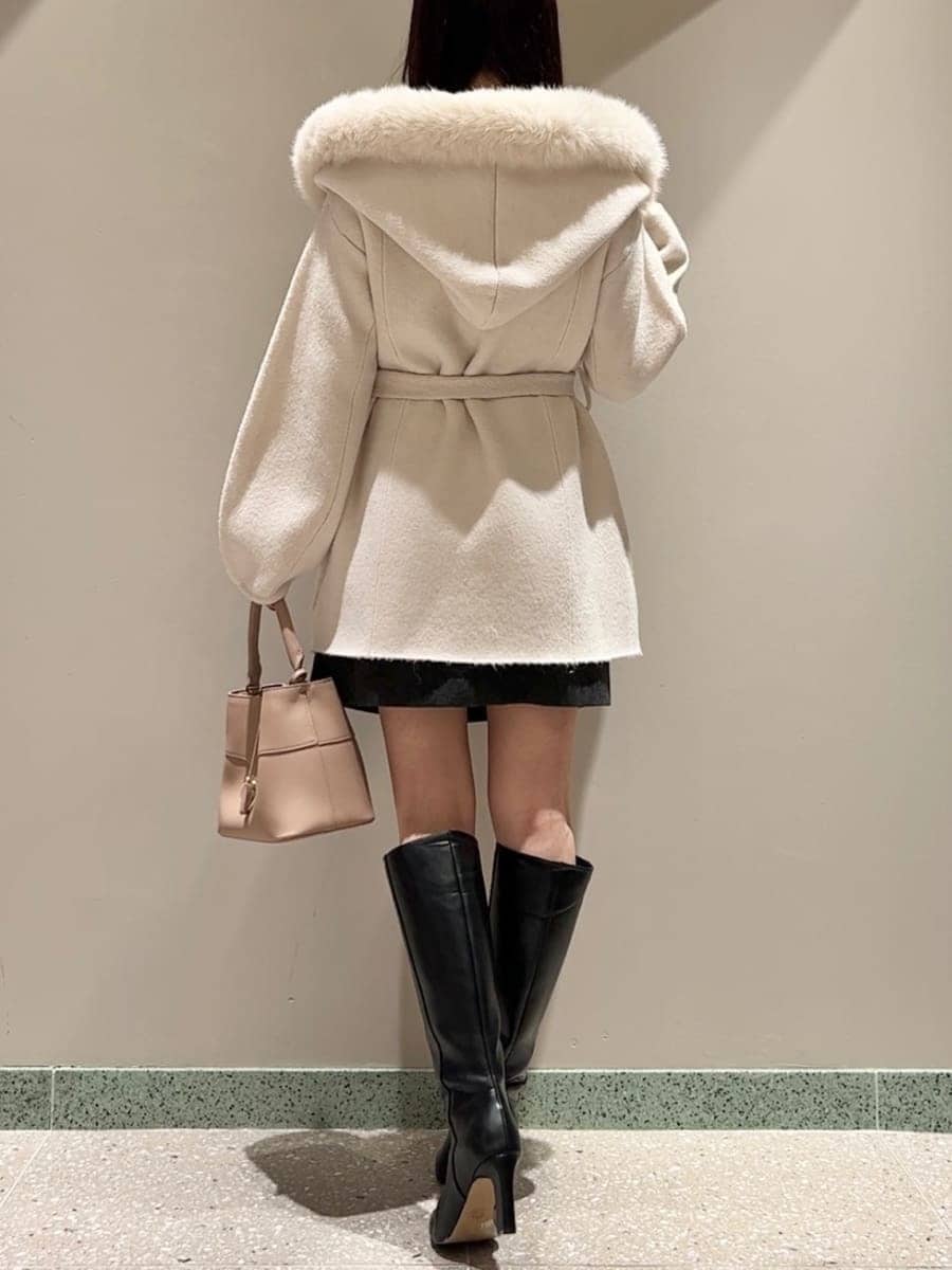 ホワイト系のその他アウター、ブラック系のニット/セーター、グレー系のワンピースを着用したレディースの秋コーディネートの3枚目の写真