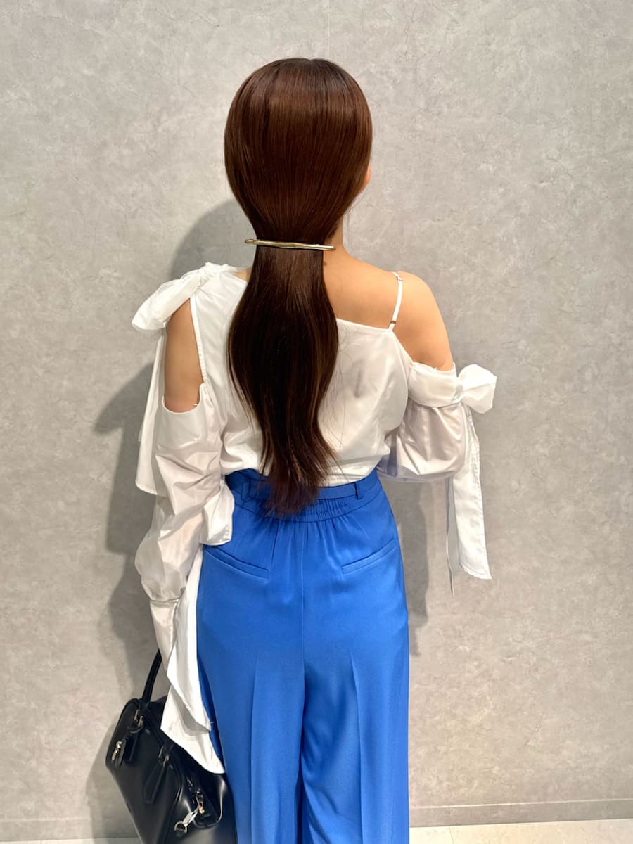 ブラック系のブーツ、ブルー系のその他パンツ、ブラック系のボストンバッグを着用したレディースの冬コーディネートの5枚目の写真