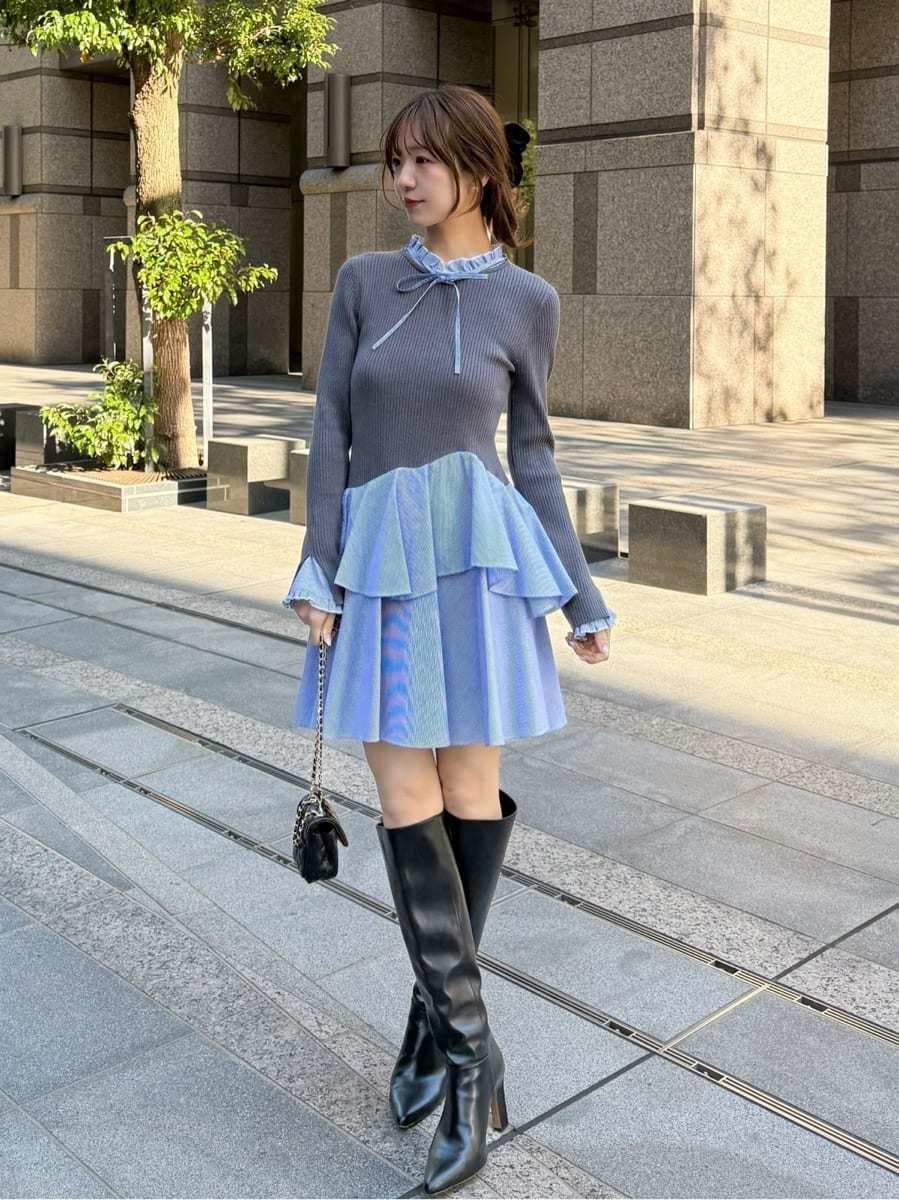 ブラック系のブーツ、ブラック系のショルダーバッグ、その他のワンピースを着用したレディースの冬コーディネートの5枚目の写真